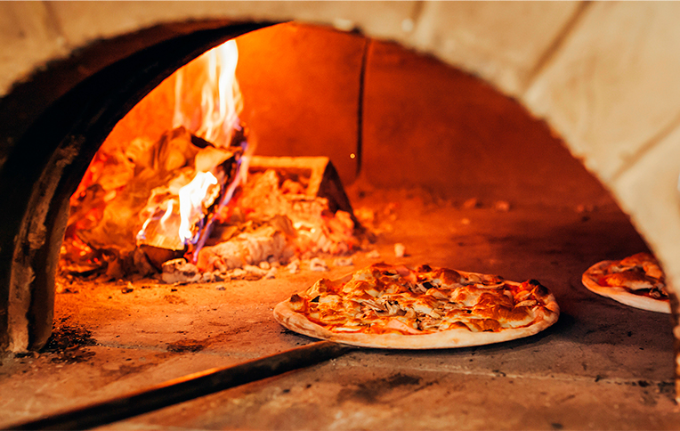 Pizza en horno de piedra